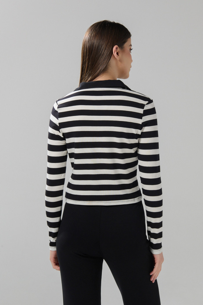 Camiseta negra cuello polo con rayas y manga larga