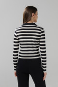 Camiseta negra cuello polo con rayas y manga larga