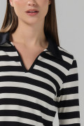 Camiseta negra cuello polo con rayas y manga larga