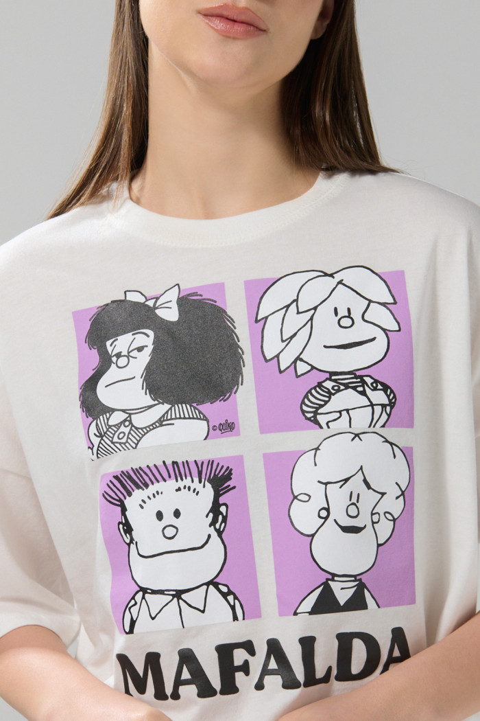 Camiseta crop top oversize crema con diseño de Mafalda