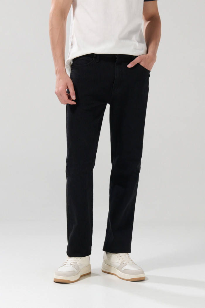 Jean bota recta negro tipo straight leg con tiro bajo