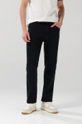 Jean bota recta negro tipo straight leg con tiro bajo