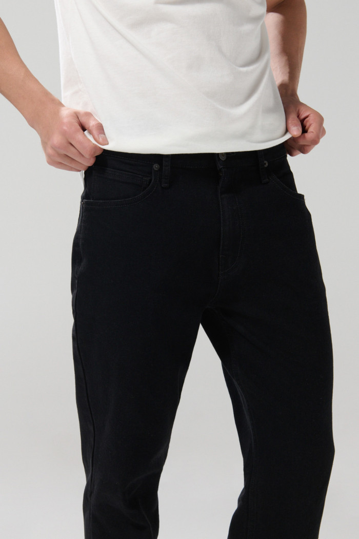 Jean bota recta negro tipo straight leg con tiro bajo