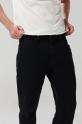 Jean bota recta negro tipo straight leg con tiro bajo
