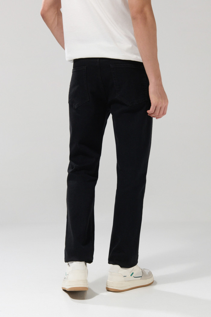 Jean bota recta negro tipo straight leg con tiro bajo