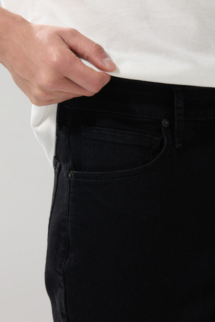 Jean bota recta negro tipo straight leg con tiro bajo