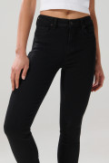 Jean negro tipo jegging ceñido con tiro alto