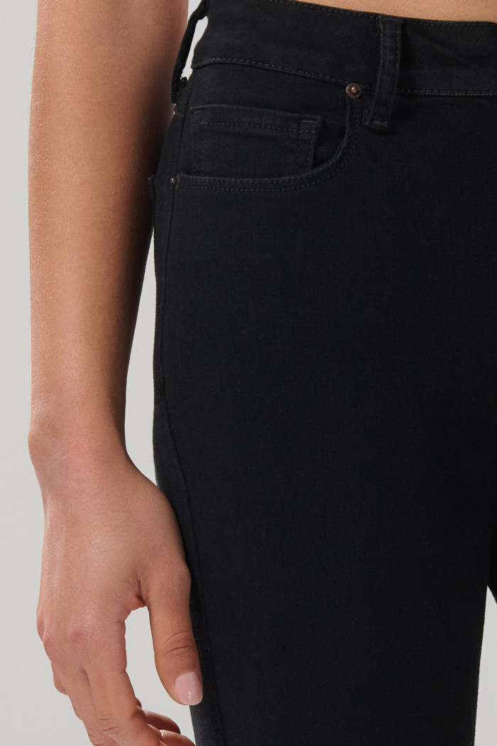 Jean negro tipo jegging ceñido con tiro alto