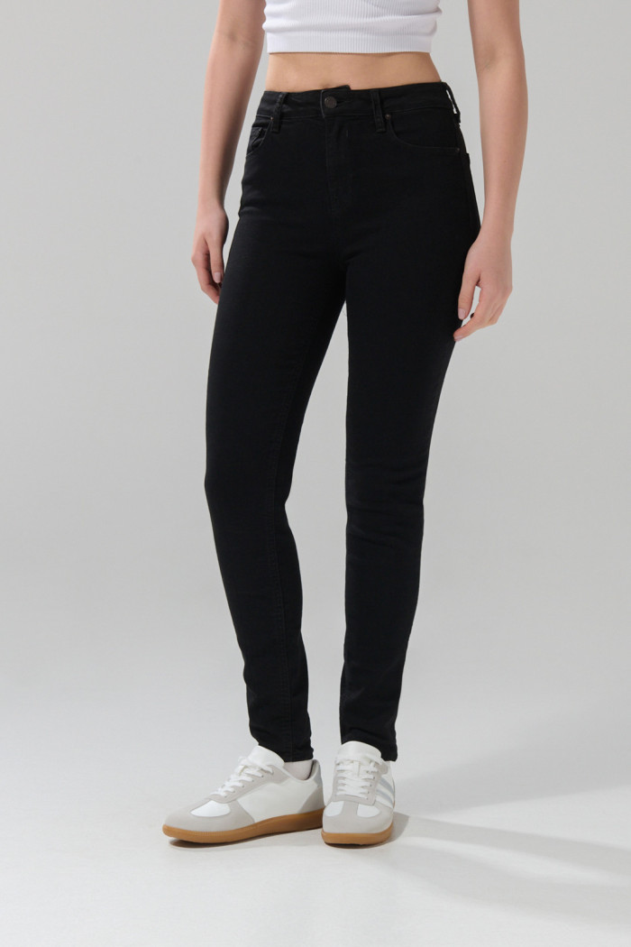 Jean jegging ceñido negro con tiro alto y bolsillos