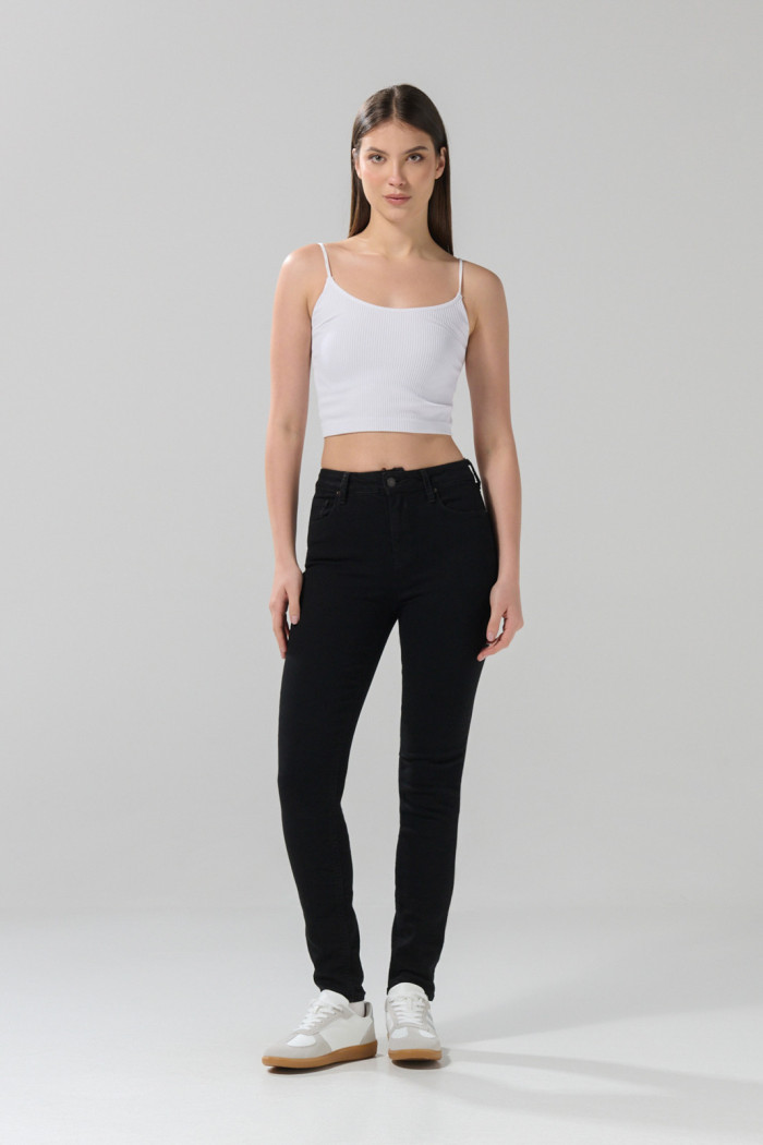 Jean jegging ceñido negro con tiro alto y bolsillos