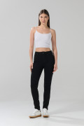 Jean jegging ceñido negro con tiro alto y bolsillos