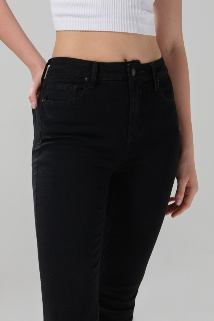 Jean jegging ceñido negro con tiro alto y bolsillos