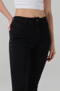 Jean jegging ceñido negro con tiro alto y bolsillos