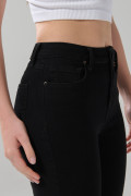 Jean jegging ceñido negro con tiro alto y bolsillos