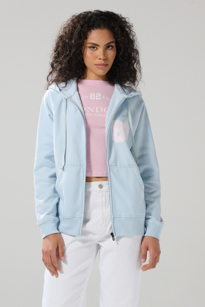 Buzo azul college oversize con cremallera y capota