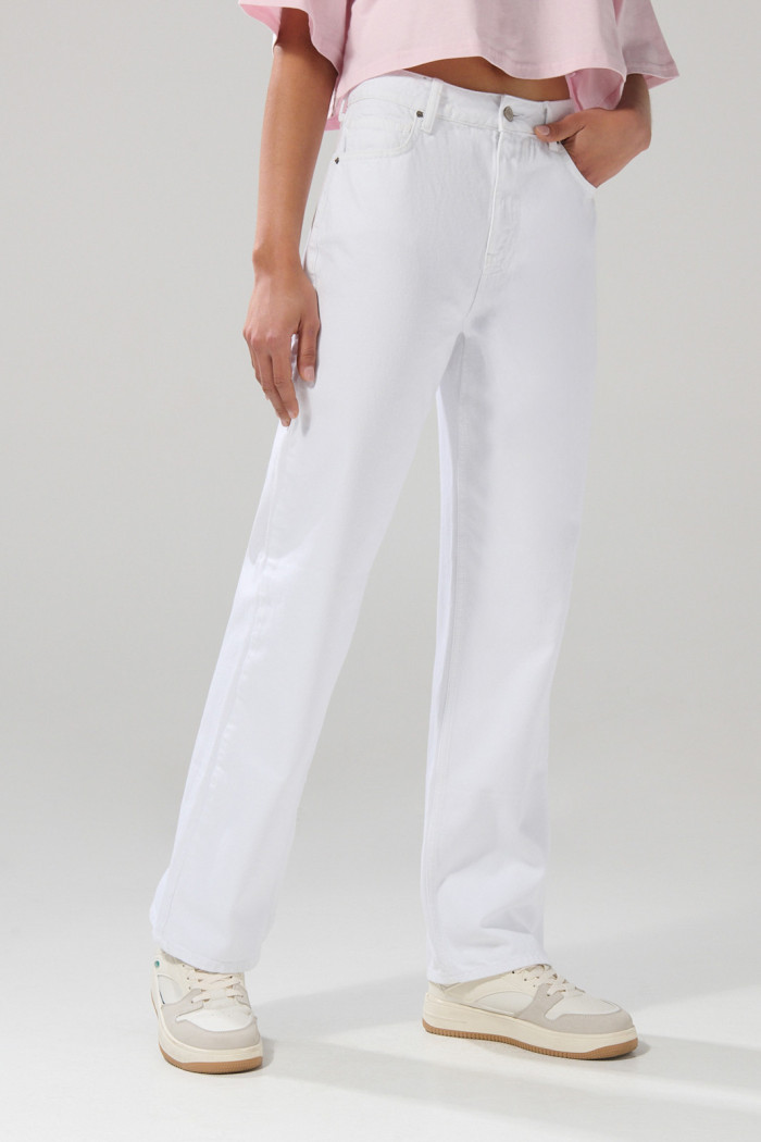 Jean 90´S blanco con tiro alto, bolsillos y bota recta