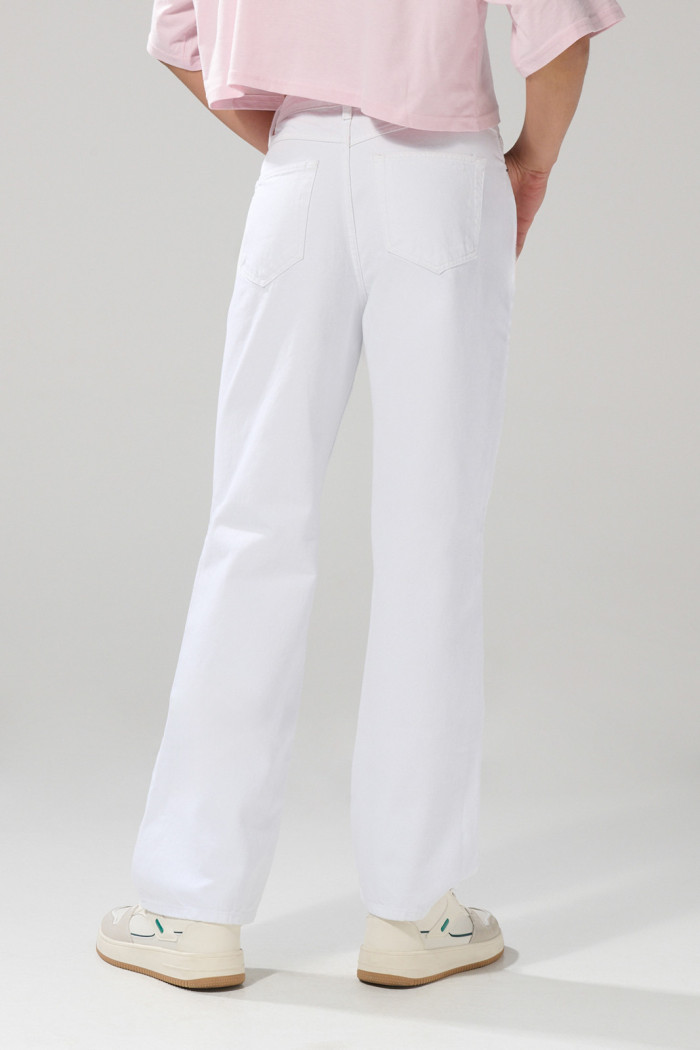 Jean 90´S blanco con tiro alto, bolsillos y bota recta