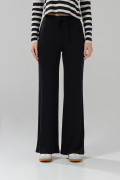 Pantalón tipo flare negro con tiro alto y bota ancha