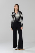Pantalón tipo flare negro con tiro alto y bota ancha