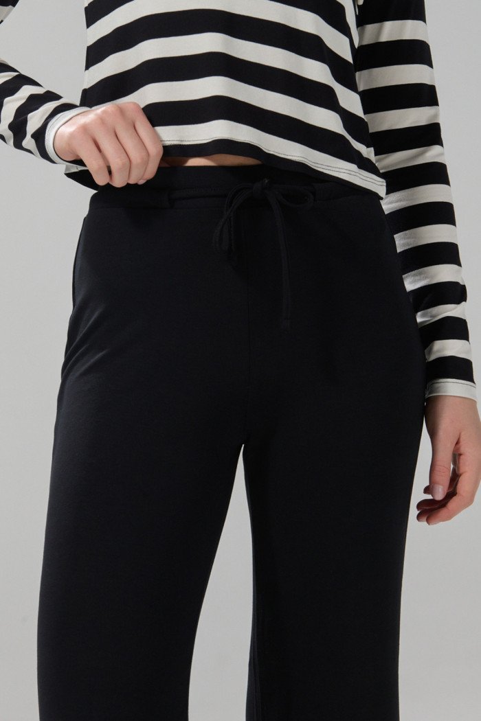 Pantalón tipo flare negro con tiro alto y bota ancha
