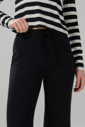Pantalón tipo flare negro con tiro alto y bota ancha