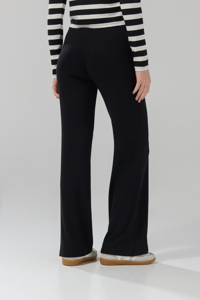 Pantalón tipo flare negro con tiro alto y bota ancha