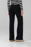Pantalón tipo flare negro con tiro alto y bota ancha