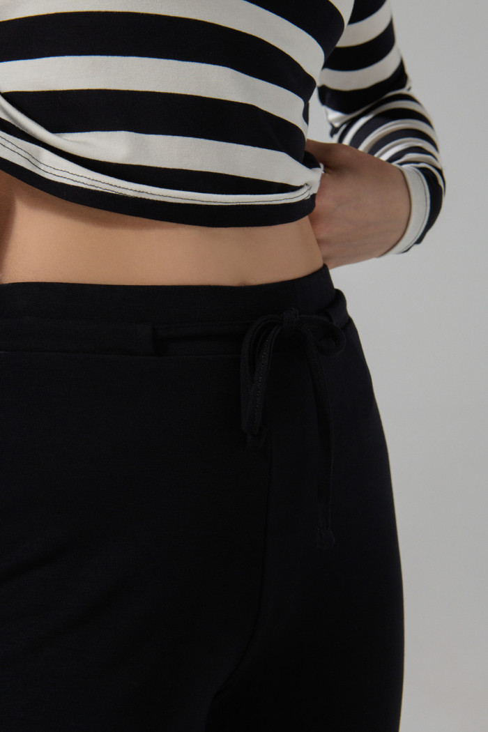 Pantalón tipo flare negro con tiro alto y bota ancha