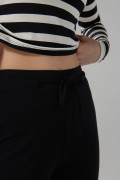 Pantalón tipo flare negro con tiro alto y bota ancha