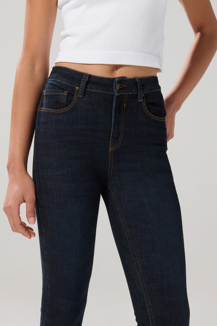 Jean jegging tiro alto azul intenso ceñido con bolsillos