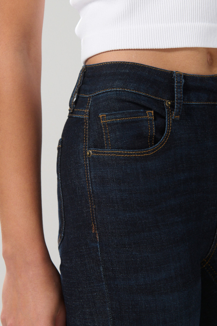 Jean jegging tiro alto azul intenso ceñido con bolsillos