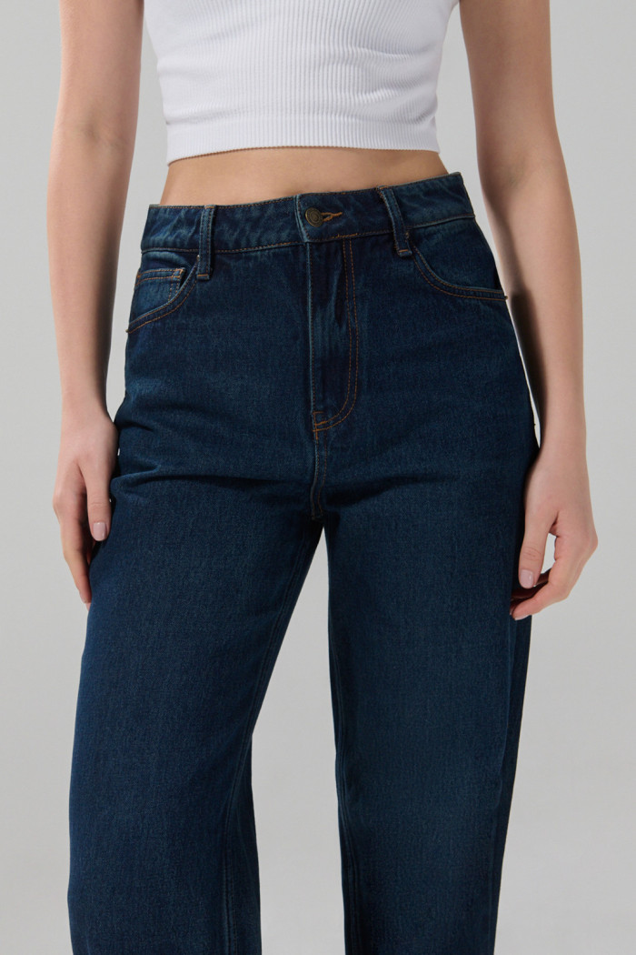 Jean 90´S azul oscuro bota recta con tiro alto y fit holgado