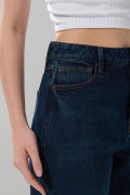 Jean 90´S azul oscuro bota recta con tiro alto y fit holgado