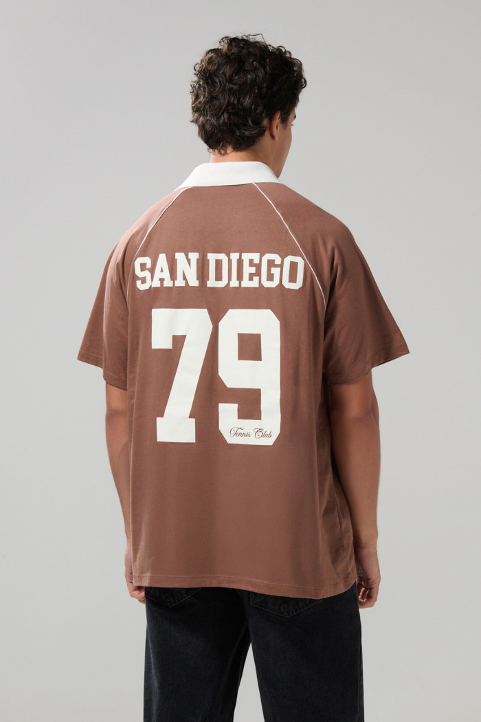 Camiseta college oversize café con cuello polo
