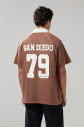 Camiseta college oversize café con cuello polo