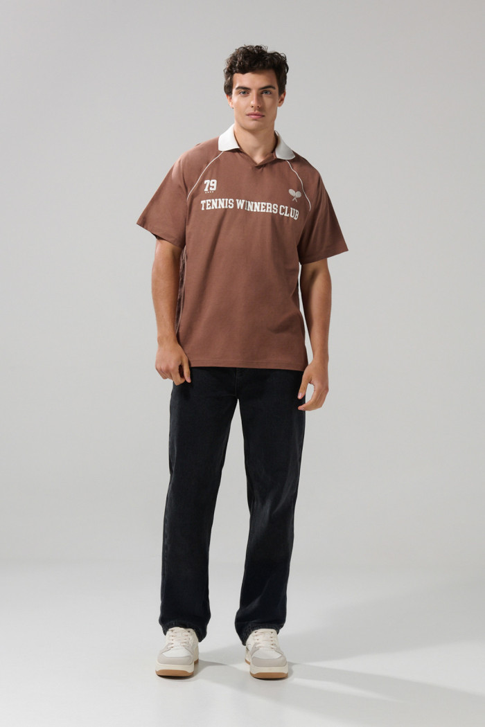 Camiseta college oversize café con cuello polo