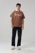 Camiseta college oversize café con cuello polo