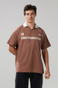 Camiseta college oversize café con cuello polo