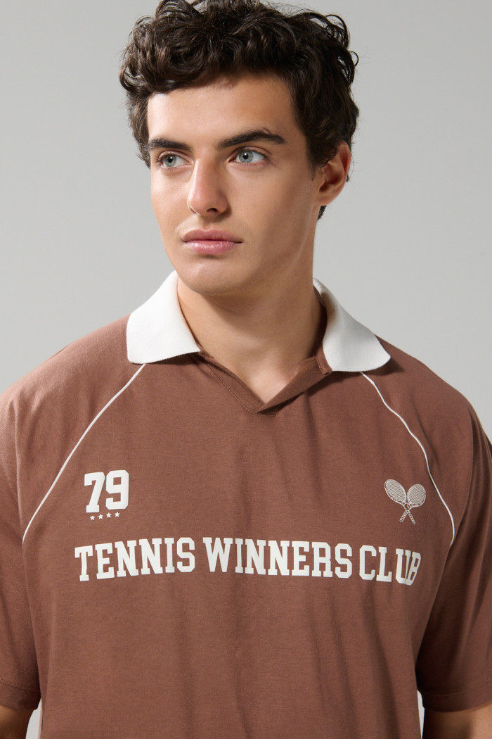 Camiseta college oversize café con cuello polo