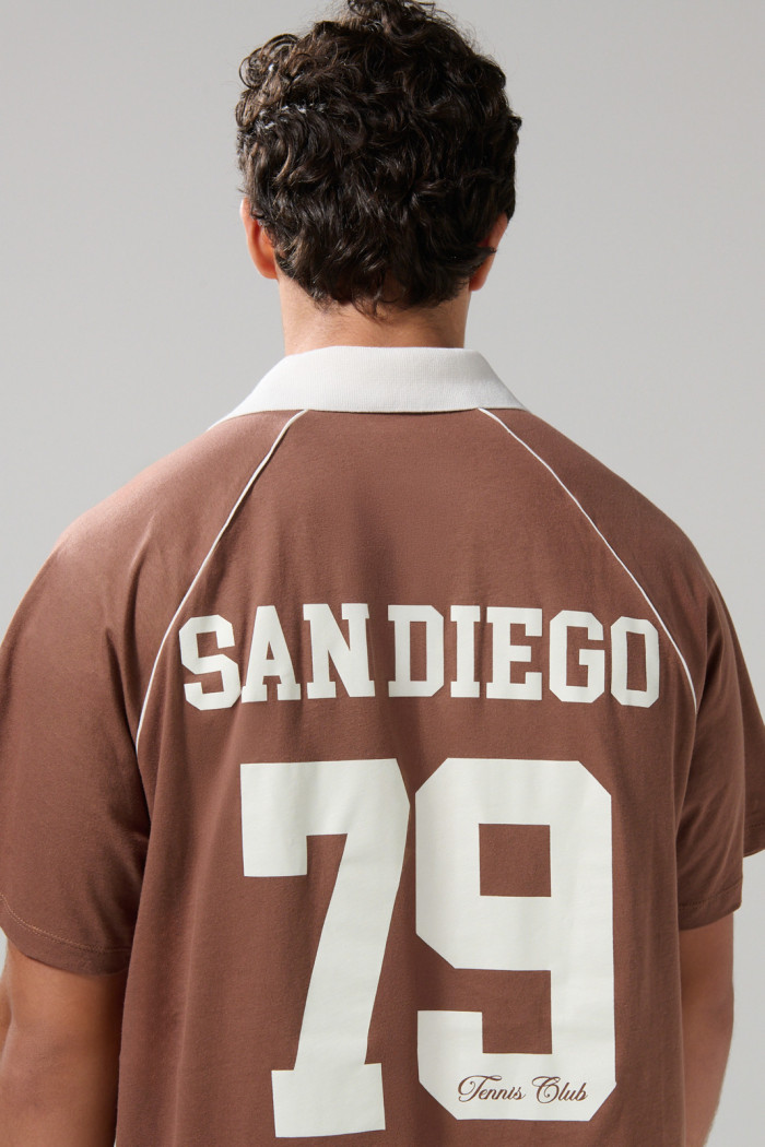 Camiseta college oversize café con cuello polo
