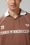 Camiseta college oversize café con cuello polo