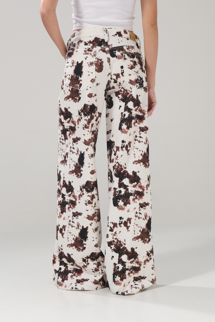 Jean palazzo kaki claro con diseño animal print y tiro medio