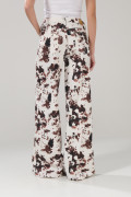 Jean palazzo kaki claro con diseño animal print y tiro medio
