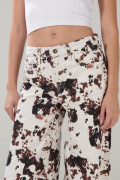 Jean palazzo kaki claro con diseño animal print y tiro medio