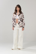 Blusa crema clara con manga larga y diseño animal print