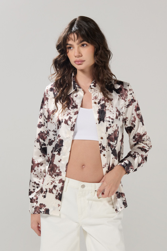 Blusa crema clara con manga larga y diseño animal print