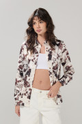 Blusa crema clara con manga larga y diseño animal print
