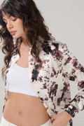 Blusa crema clara con manga larga y diseño animal print