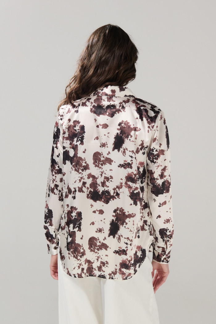 Blusa crema clara con manga larga y diseño animal print