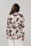 Blusa crema clara con manga larga y diseño animal print